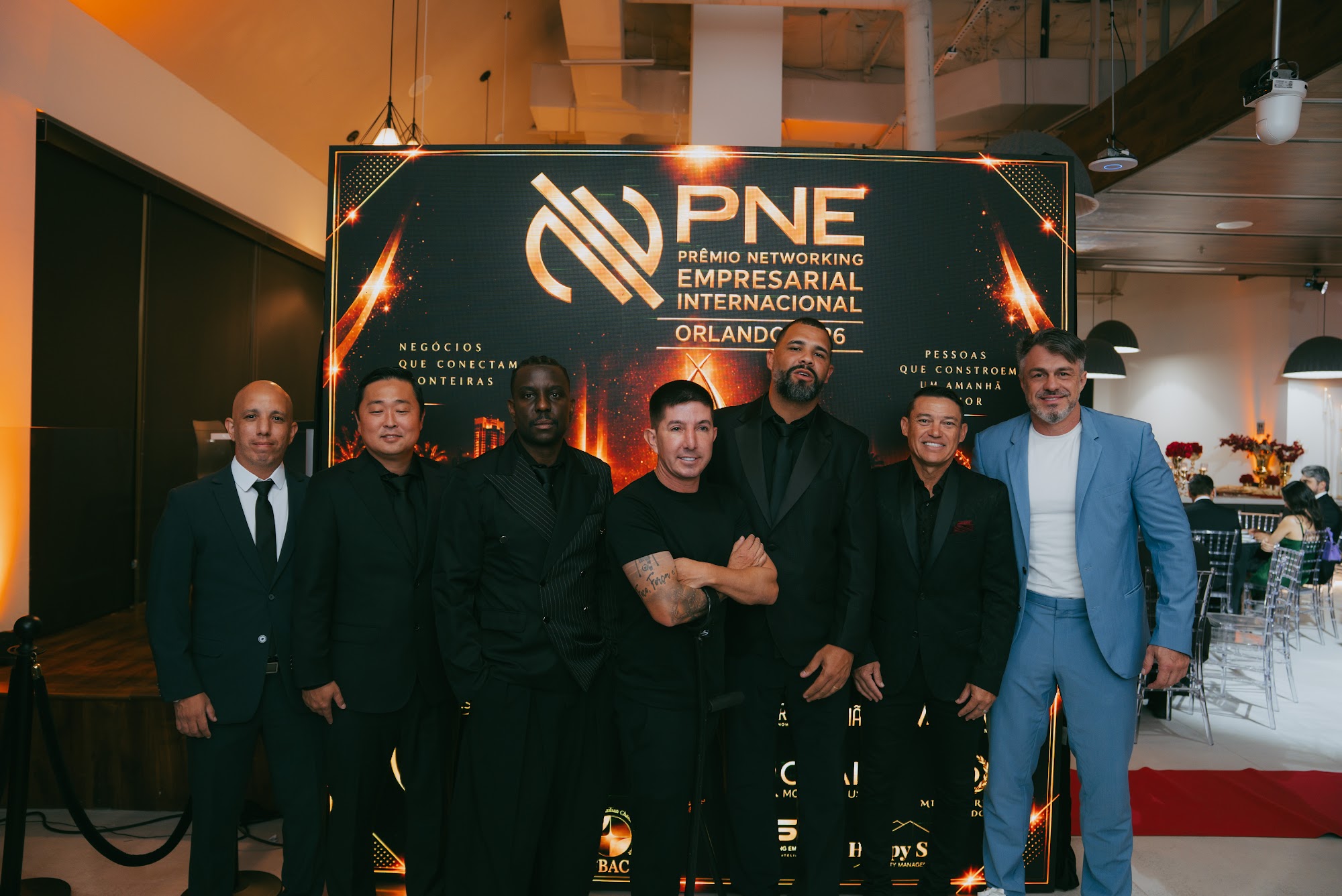 Convidados reunidos no painel oficial
