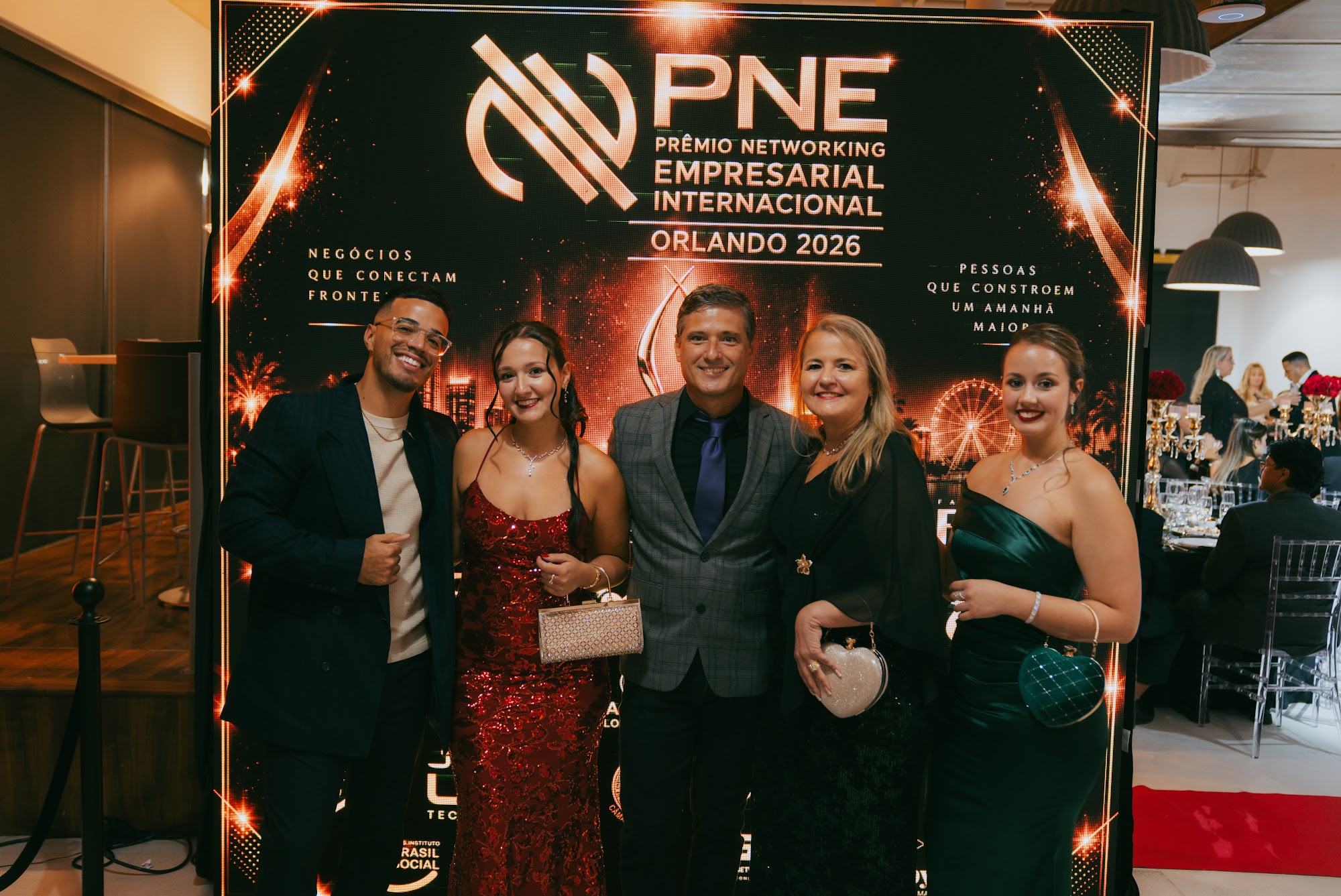 Premiados celebrando durante o evento
